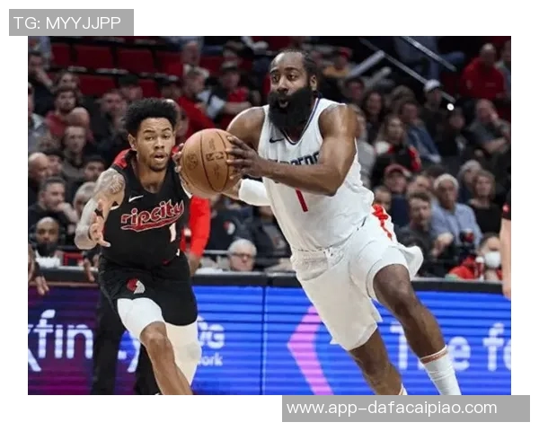 哈登半场表现低迷仅得1分却送出10次助攻展现团队精神