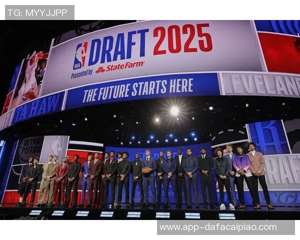 马丁盛赞球队氛围欧文与浓眉共同关注团队发展